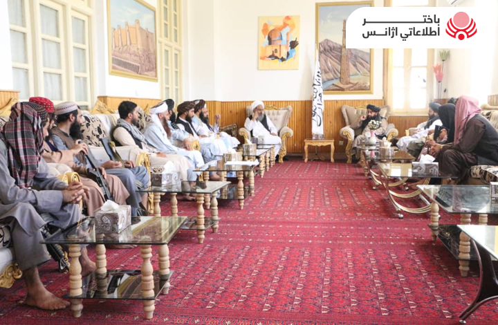 ذبيح الله مجاهد خلال لقائه مع المسؤولين المحليين بولاية هرات؛ التعامل مع مشاكل المواطنين من أولويات الإمارة الإسلامية
