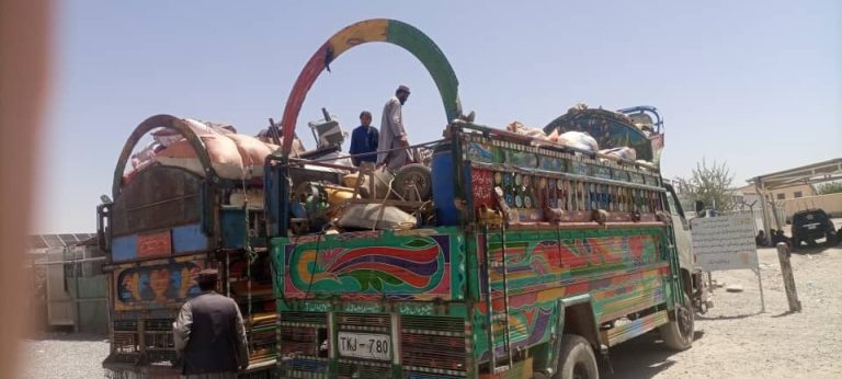 مئات من الاجئين الأفغان عادوا إلى بلادهم من باكستان عن طريق معبر سبين بولداك