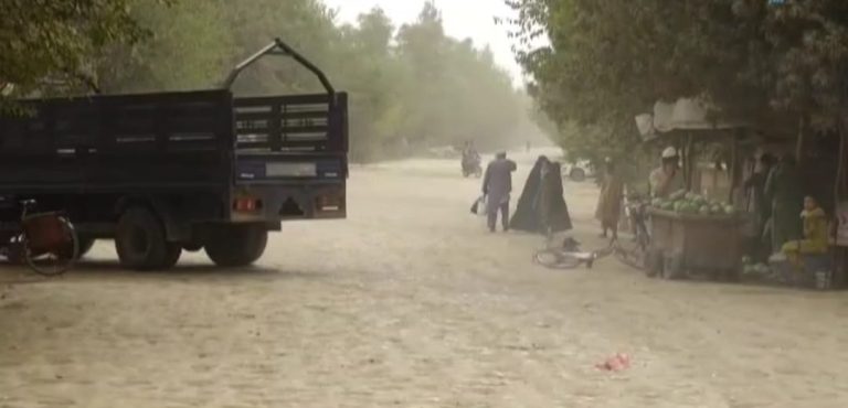 قندوز: سكان مديرية قلعة زال يطالب الإمارة الإسلامية بإعادة إعمار الطرق الرئيسية في الولاية