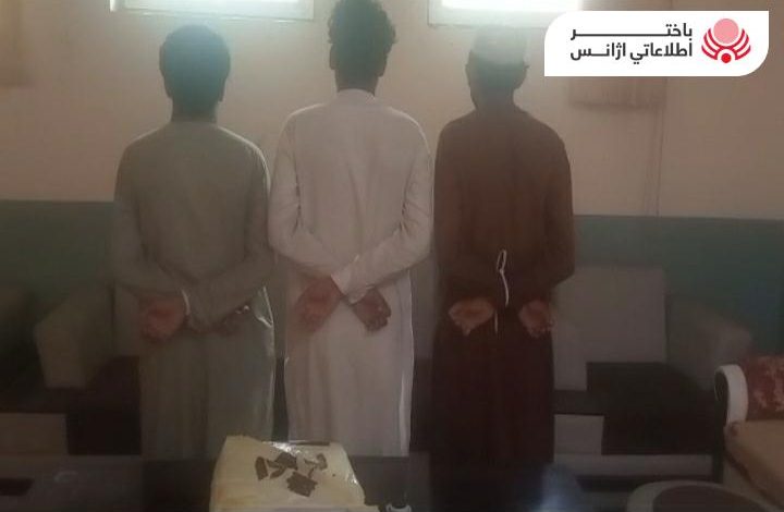 القبض على ٣ أشخاص بوثائق، وطوابع، وأختام مزورة في تورخم