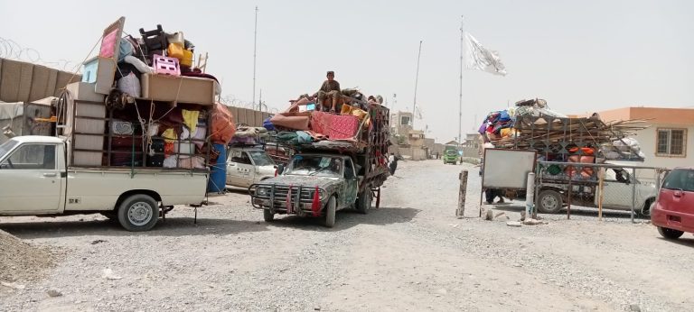 إطلاق سراح عشرات من السجناء الأفغان ورجوع مئات اللاجئين من باكستان إلى البلاد
